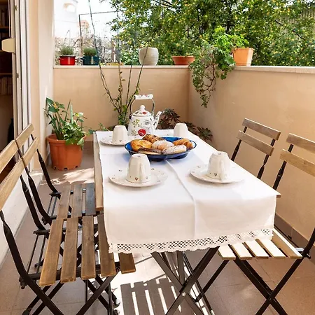 Marija's Seaside Retreat: Cozy Balcony & Garage Apartment