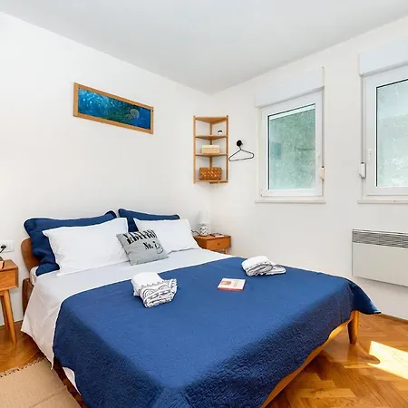 Marija's Seaside Retreat: Cozy Balcony & Garage Apartment