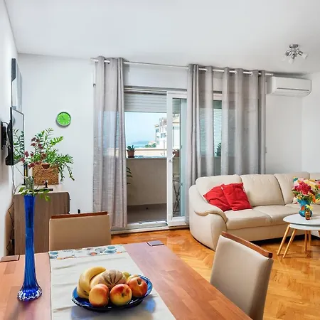 Apartment Marija's Seaside Retreat: Cozy Balcony & Garage *