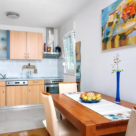 Marija's Seaside Retreat: Cozy Balcony & Garage Podstrana