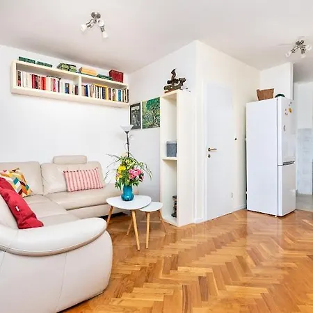 Marija's Seaside Retreat: Cozy Balcony & Garage Apartment Podstrana