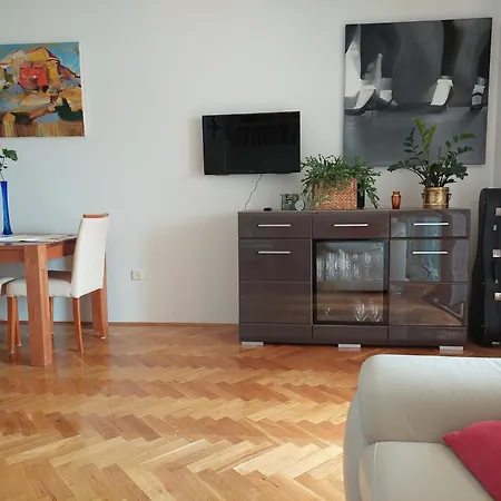 Apartment Marija's Seaside Retreat: Cozy Balcony & Garage