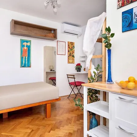 Marija's Seaside Retreat: Cozy Balcony & Garage Apartment Podstrana