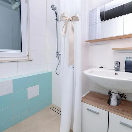 Apartment Marija's Seaside Retreat: Cozy Balcony & Garage *