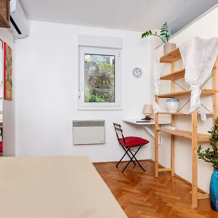 Marija's Seaside Retreat: Cozy Balcony & Garage Apartment Podstrana